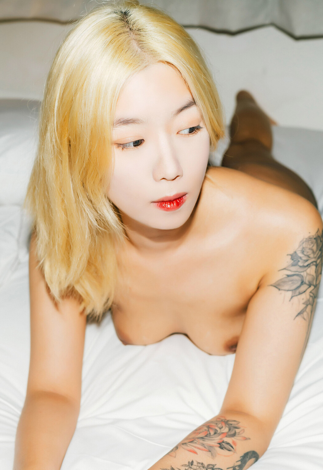 Seol-Ah 설아, Moon Night Snap &#8216;Hot Debut&#8217; Set.02