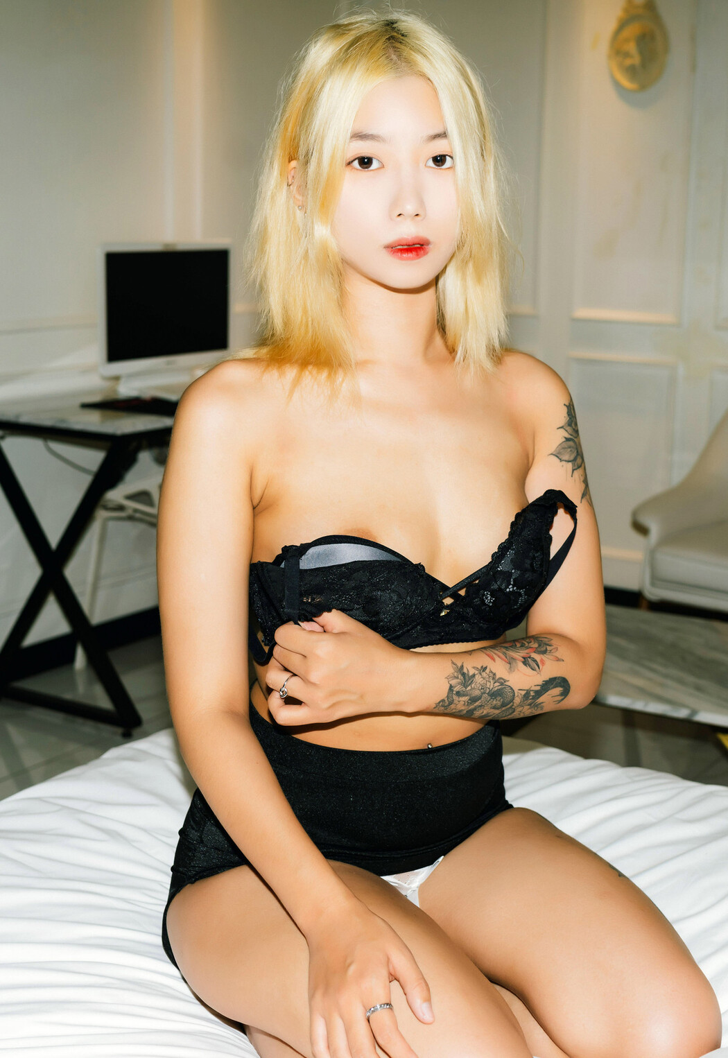 Seol-Ah 설아, Moon Night Snap &#8216;Hot Debut&#8217; Set.01