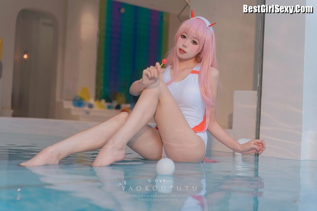 Coser@黏黏团子兔 – 国家队02泳装Pretty