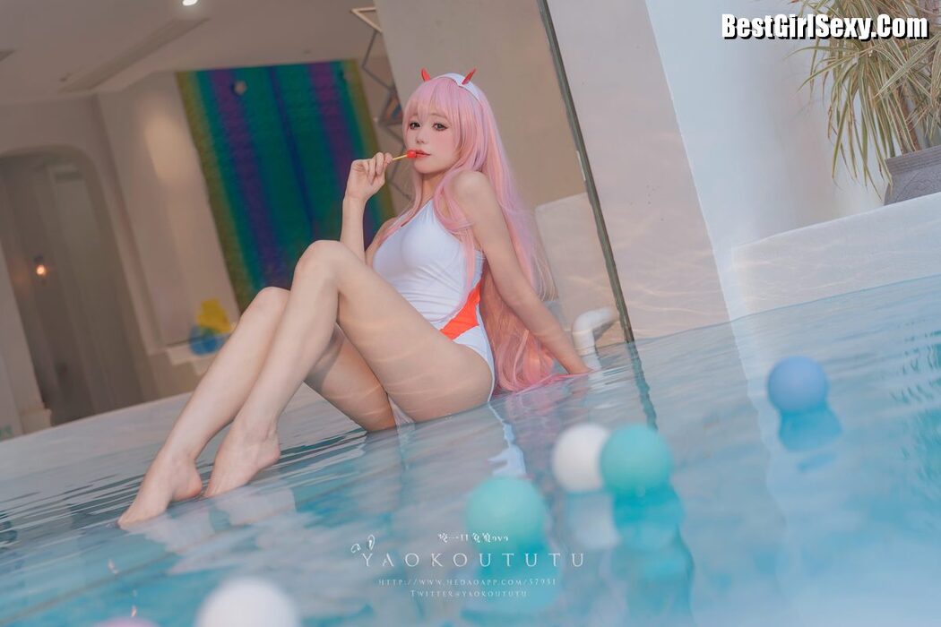 Coser@黏黏团子兔 – 国家队02泳装Pretty