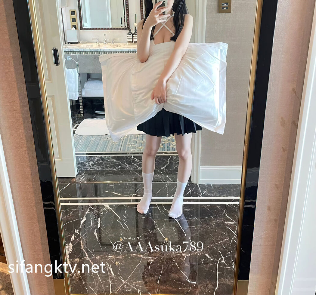 Coser@Asuku – 可爱反差小母狗 白虎嫩穴极致享受 超可爱