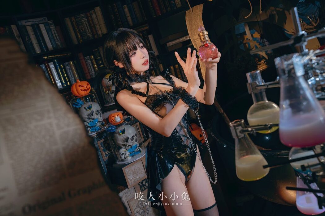 Coser@黏黏团子兔 – 『兔兔班车』万圣小恶魔