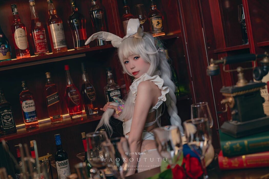 Coser@黏黏团子兔 – 恶毒酒吧