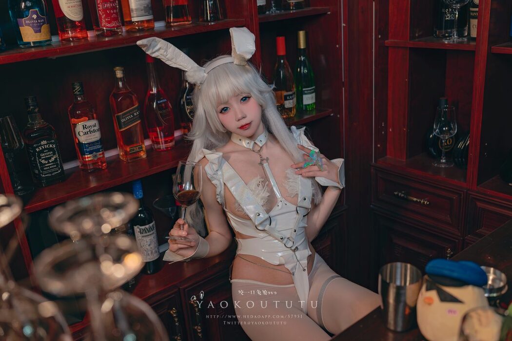 Coser@黏黏团子兔 – 恶毒酒吧