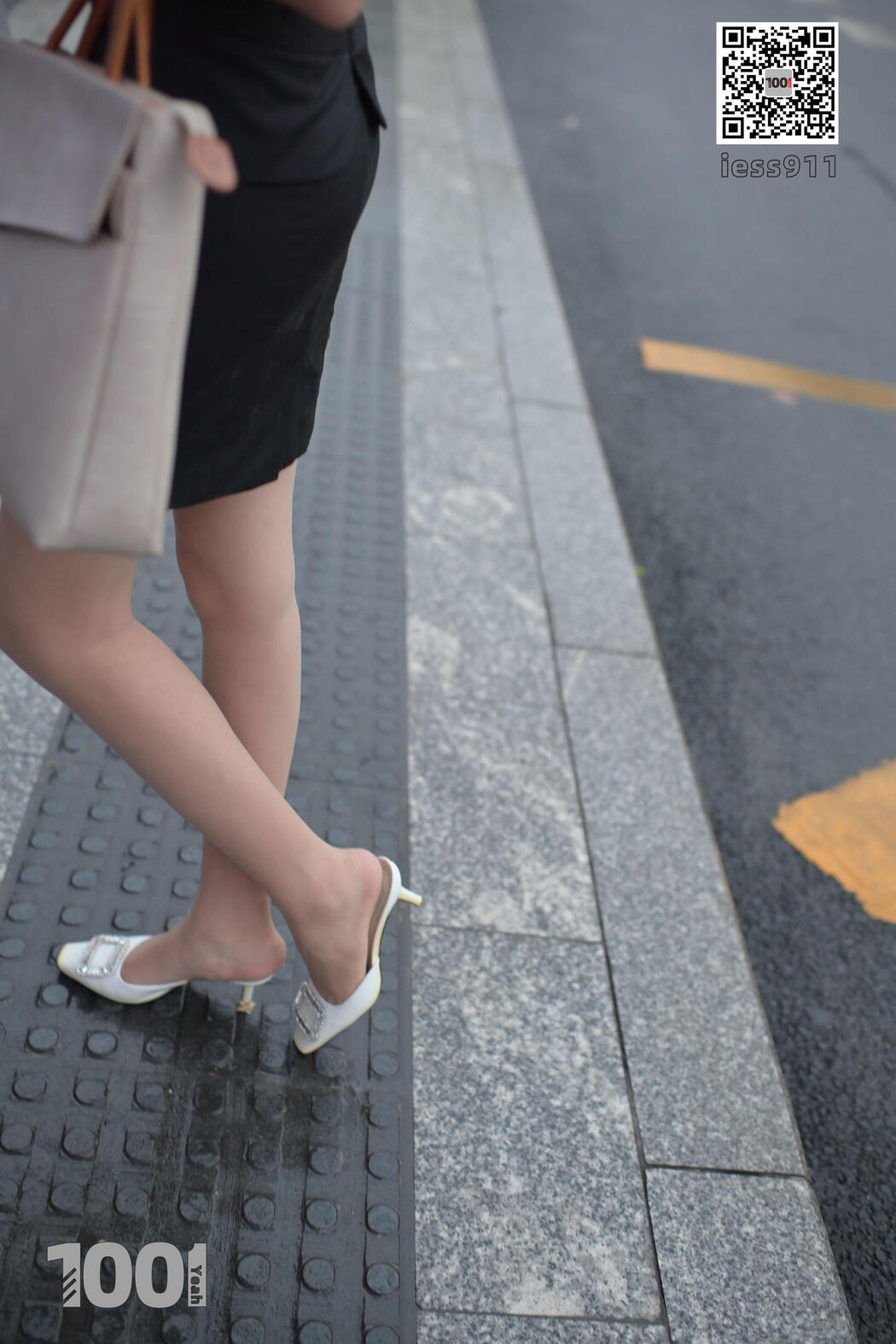 [IESS One Thousand and One Nights] "Waiting for Bus 1" Street Style Stockings