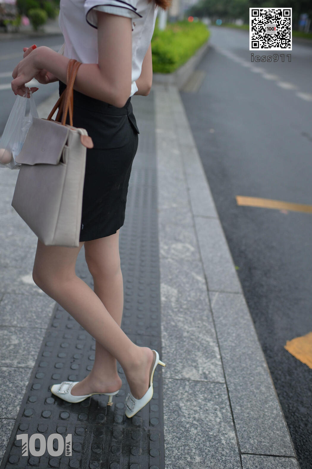 [IESS One Thousand and One Nights] "Waiting for Bus 1" Street Style Stockings