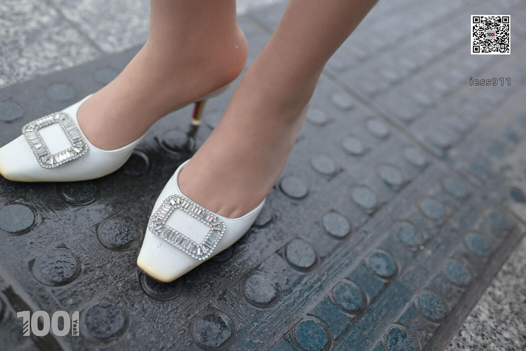 [IESS One Thousand and One Nights] "Waiting for Bus 1" Street Style Stockings