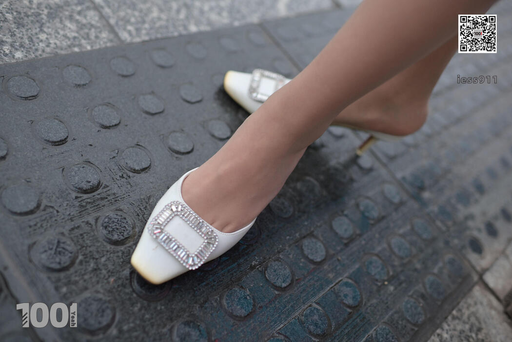 [IESS One Thousand and One Nights] "Waiting for Bus 1" Street Style Stockings
