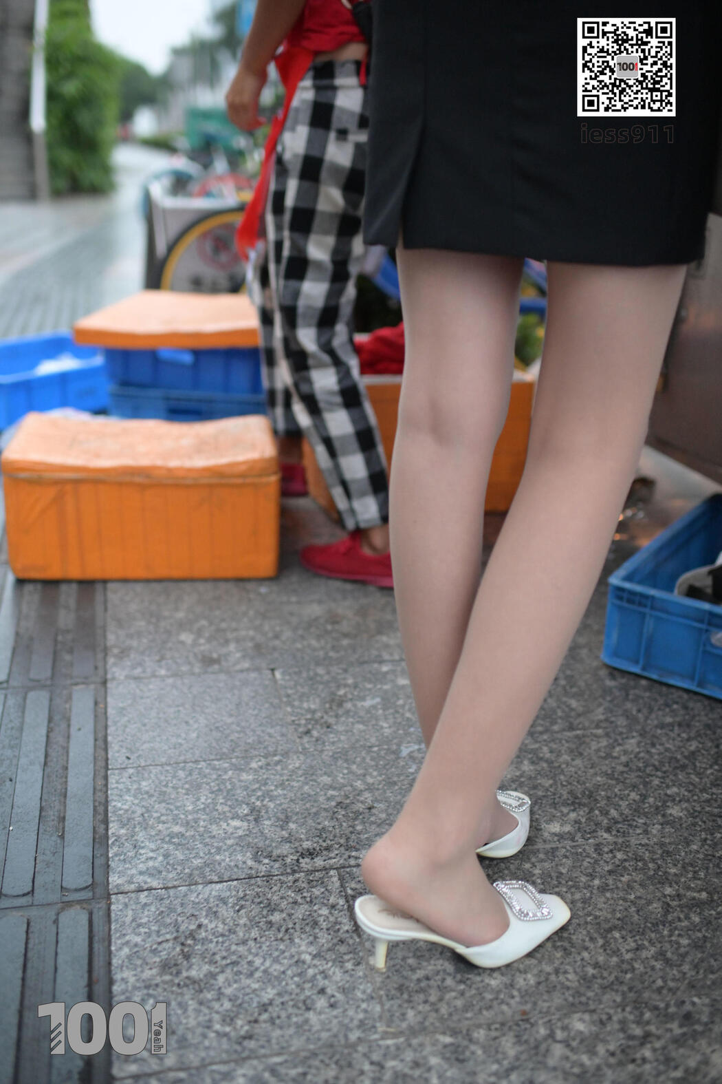 [IESS One Thousand and One Nights] "Waiting for Bus 1" Street Style Stockings Cover Photo
