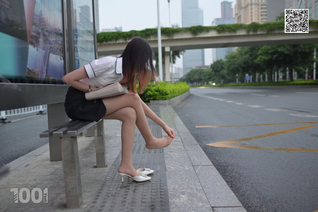 [IESS One Thousand and One Nights] "Waiting for Bus 1" Street Style Stockings