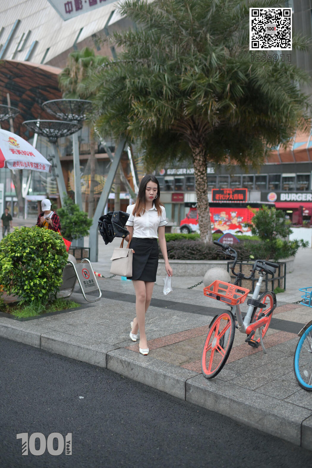 [IESS One Thousand and One Nights] "Waiting for Bus 1" Street Style Stockings