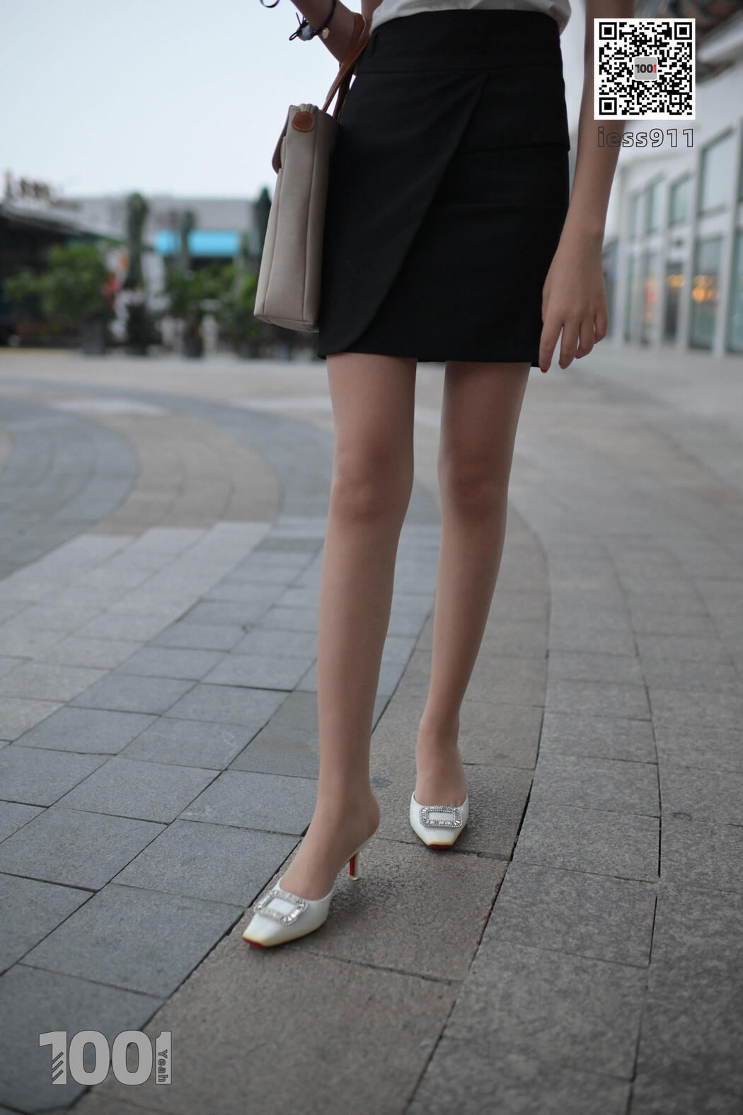 [IESS One Thousand and One Nights] "Waiting for Bus 1" Street Style Stockings