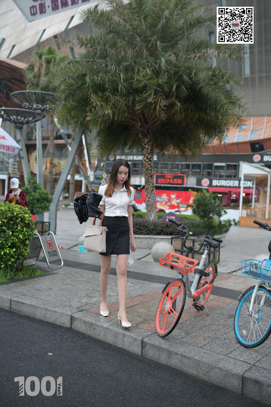 [IESS One Thousand and One Nights] "Waiting for Bus 1" Street Style Stockings