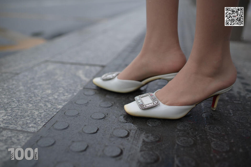 [IESS One Thousand and One Nights] "Waiting for Bus 1" Street Style Stockings