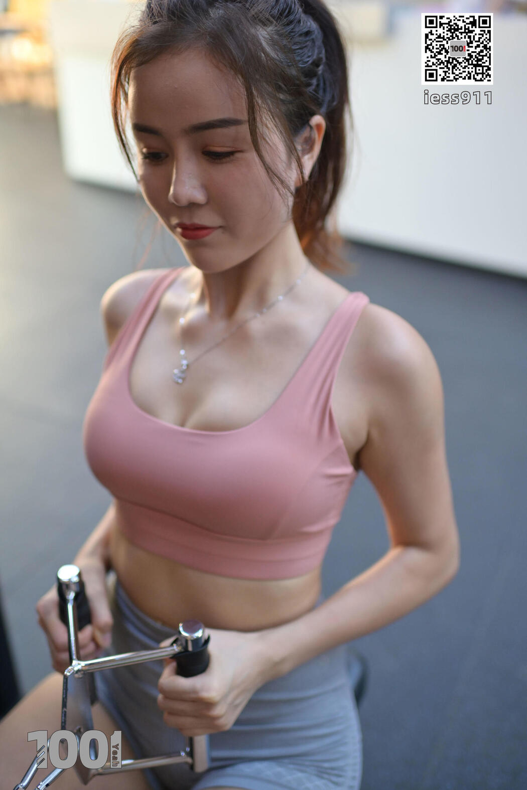 [IESS One Thousand and One Nights] "OL Going Fitness After get off work 2" Beautiful legs