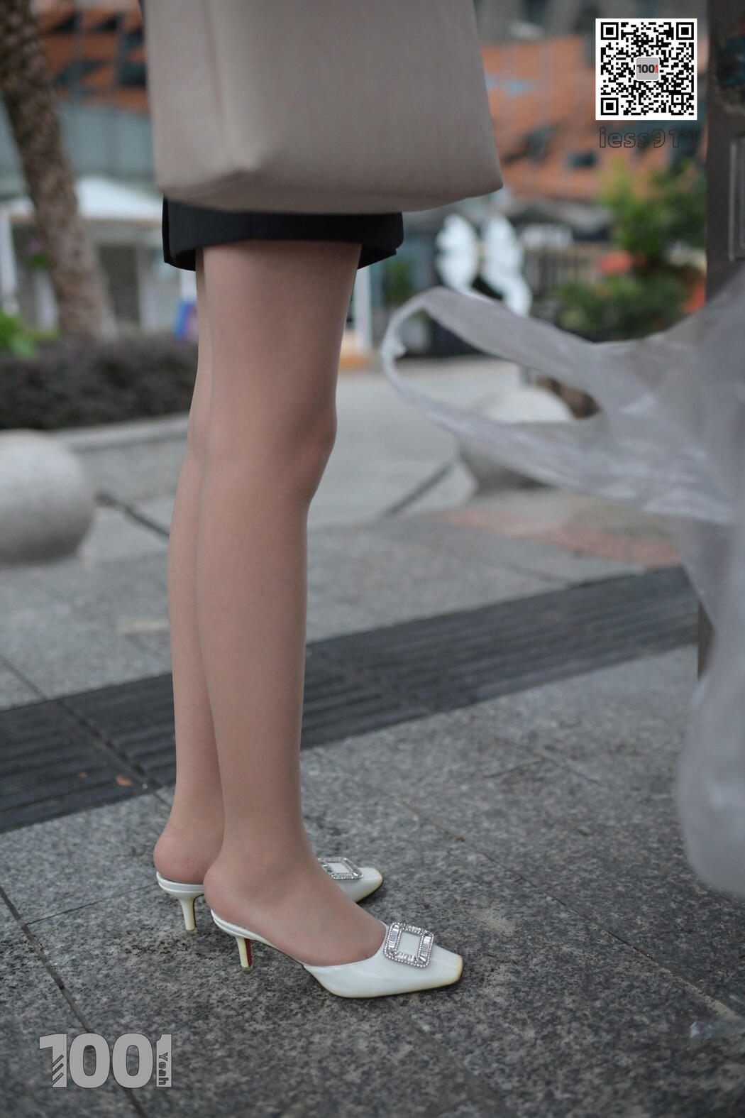 [IESS One Thousand and One Nights] "Waiting for Bus 1" Street Style Stockings