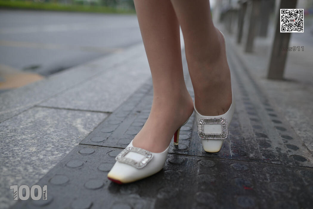 [IESS One Thousand and One Nights] "Waiting for Bus 1" Street Style Stockings
