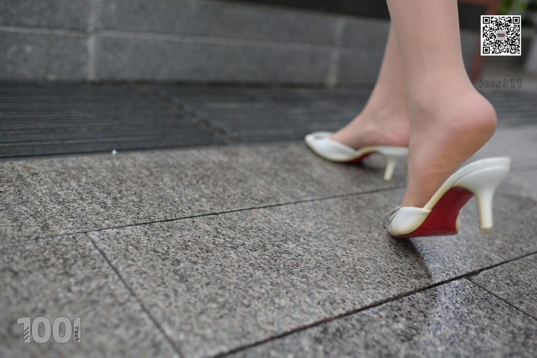 [IESS One Thousand and One Nights] "Waiting for the Bus 2" Street shot beautiful feet