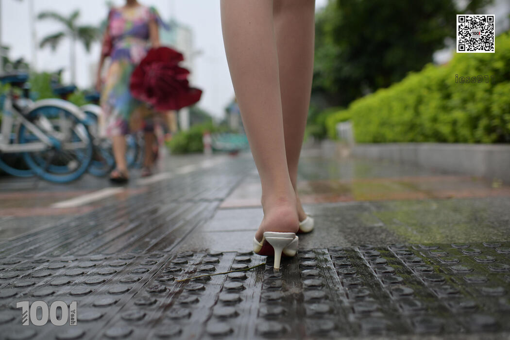 [IESS One Thousand and One Nights] "Waiting for the Bus 2" Street shot beautiful feet