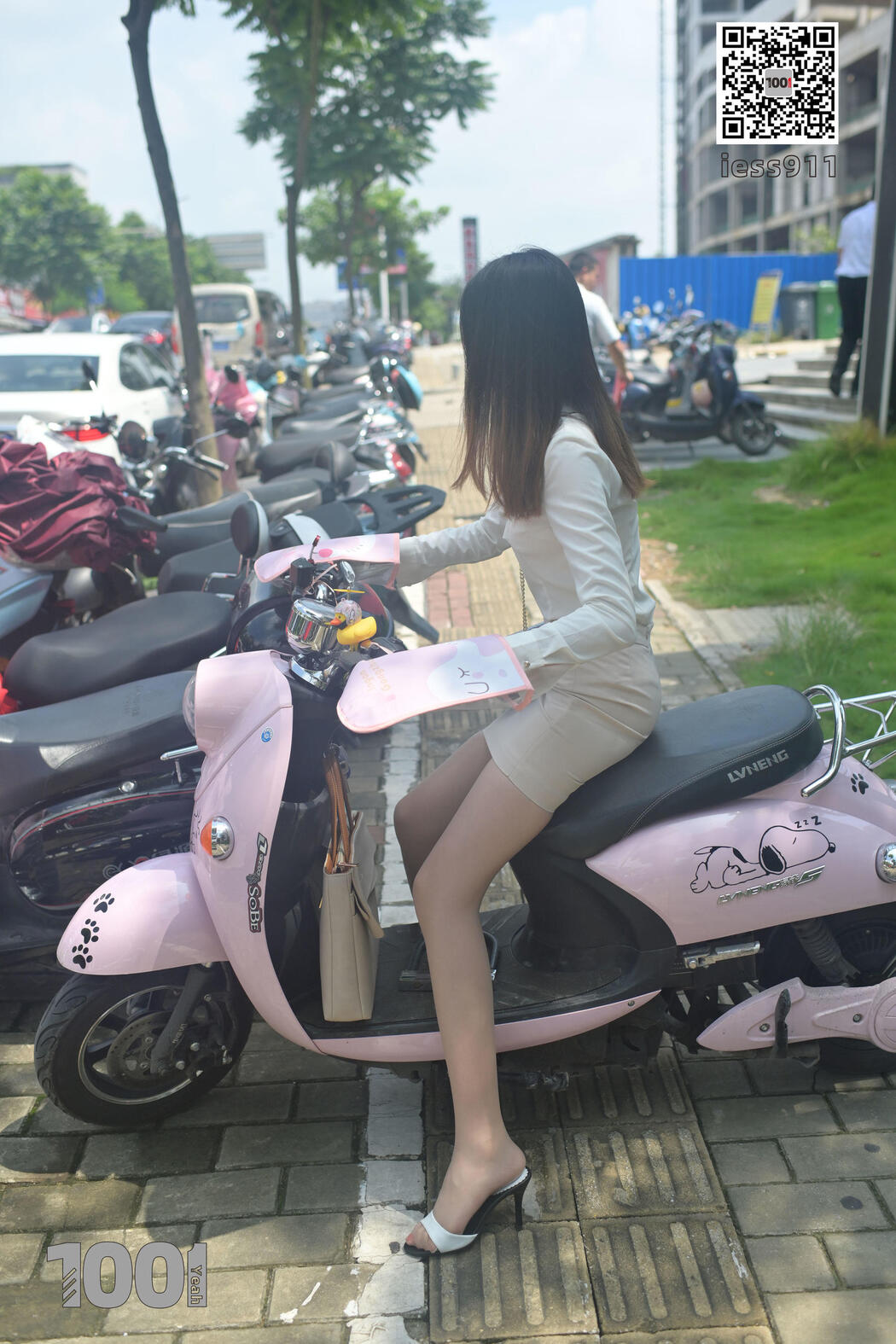 [IESS One Thousand and One Nights] "Riding a Battery Car 1" Street Shooting Beautiful Legs