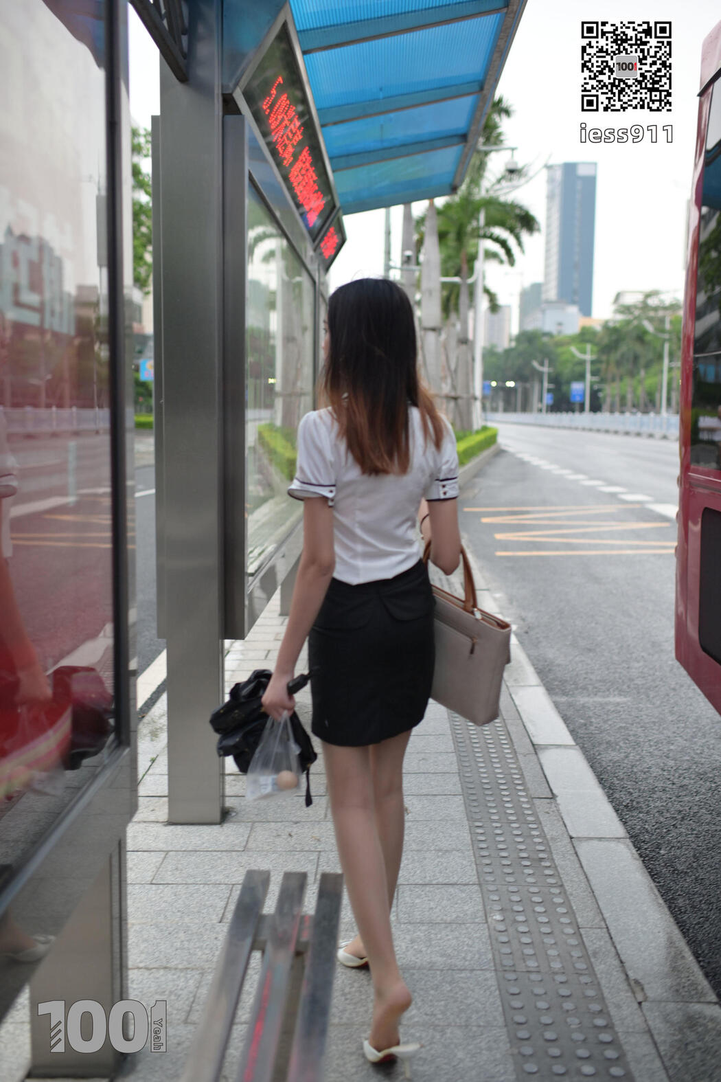 [IESS One Thousand and One Nights] "Waiting for the Bus 2" Street shot beautiful feet