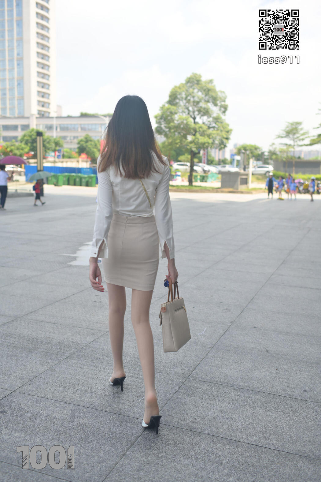 [IESS One Thousand and One Nights] "Riding a Battery Car 1" Street Shooting Beautiful Legs