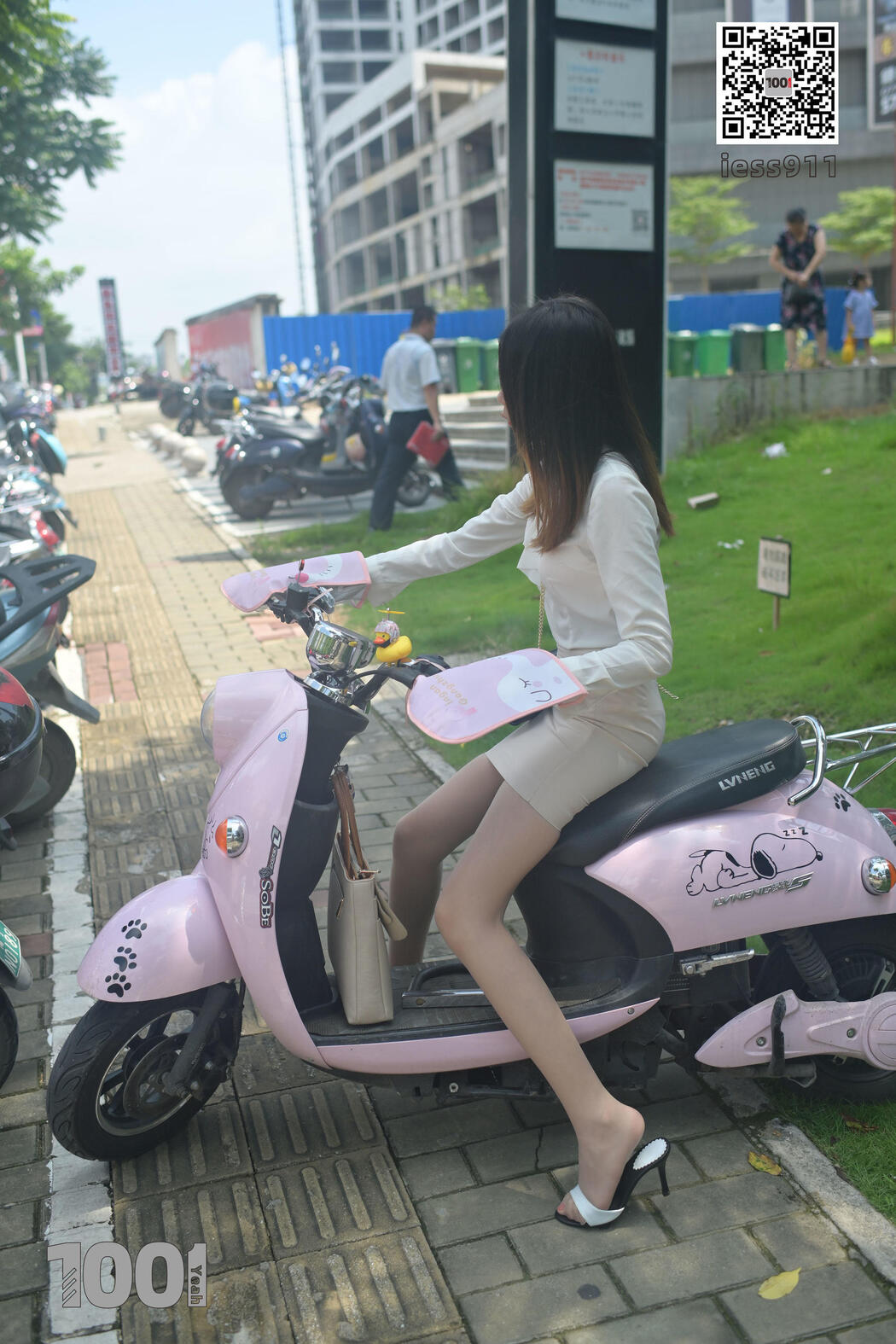 [IESS One Thousand and One Nights] "Riding a Battery Car 1" Street Shooting Beautiful Legs