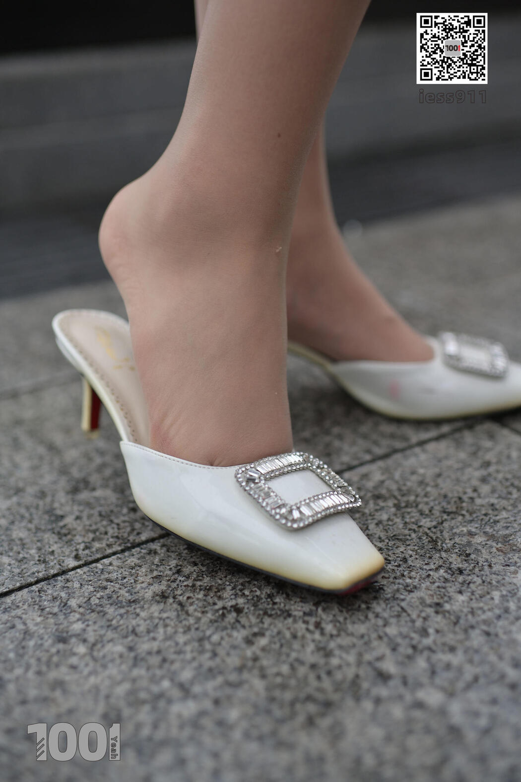 [IESS One Thousand and One Nights] "Waiting for the Bus 2" Street shot beautiful feet