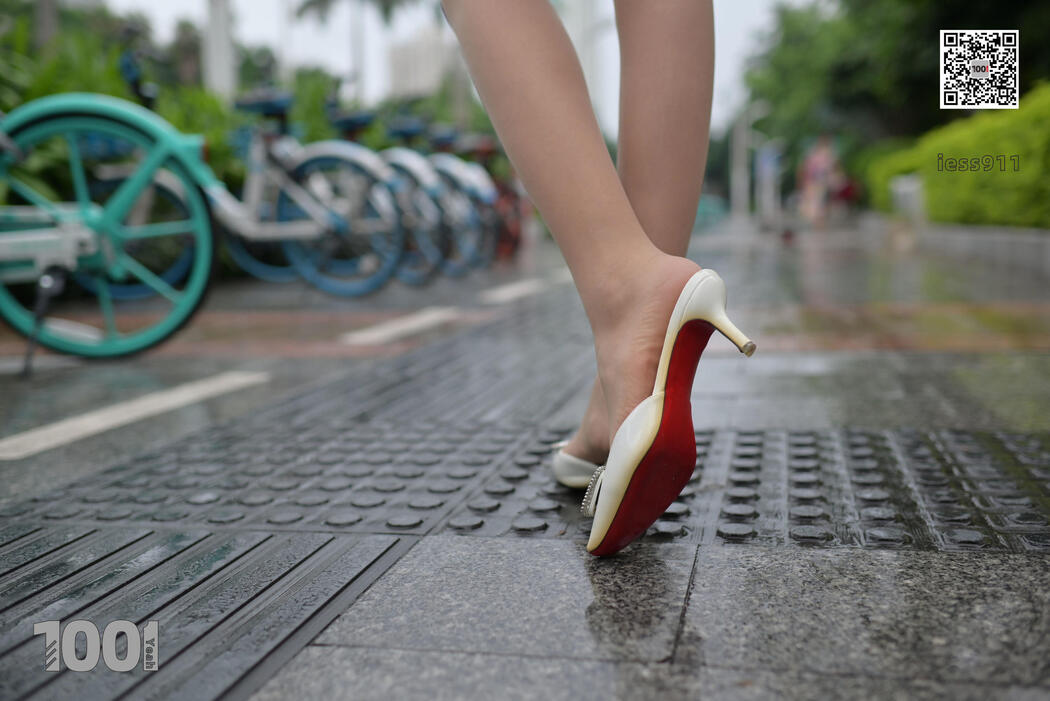 [IESS One Thousand and One Nights] "Waiting for the Bus 2" Street shot beautiful feet