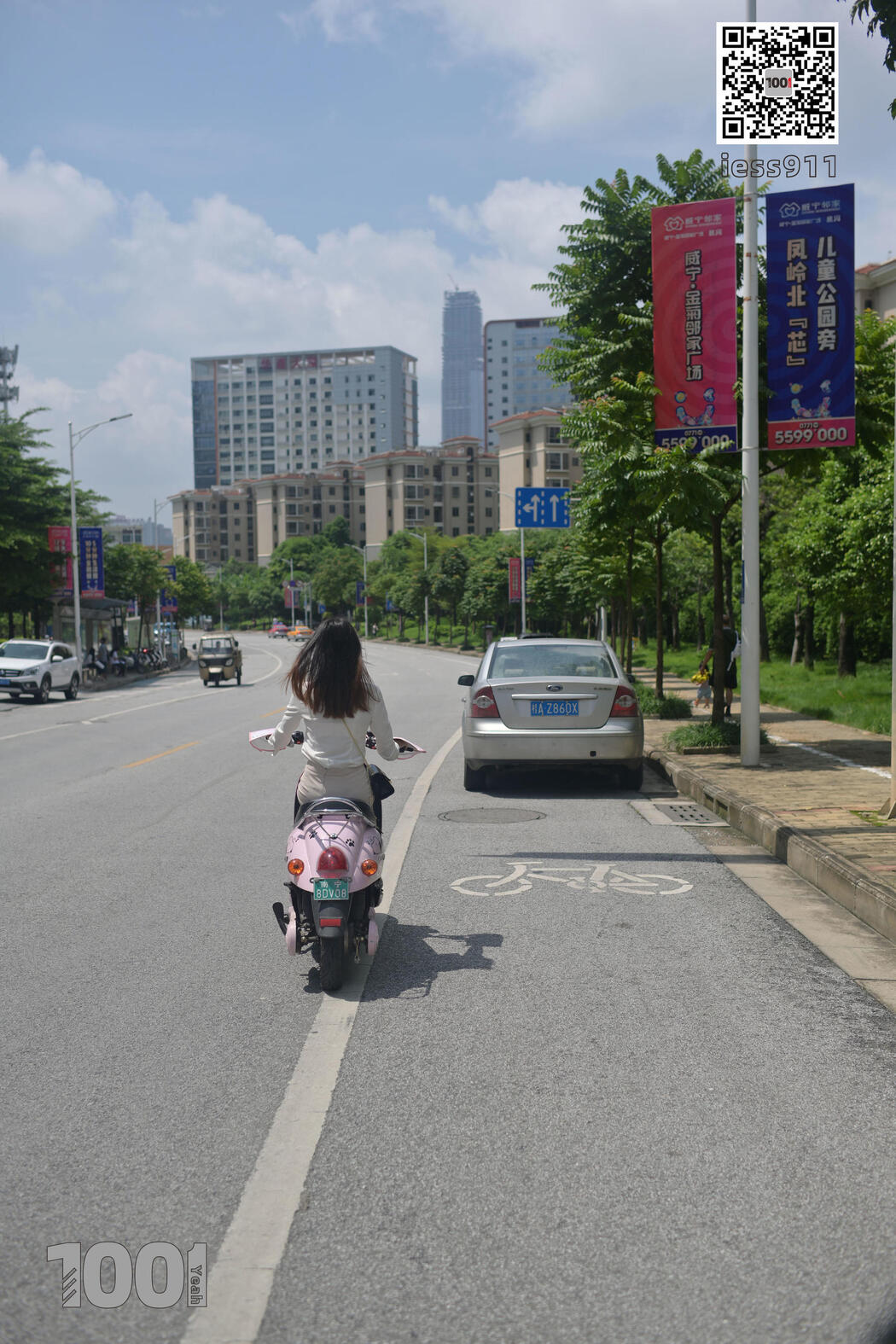 [IESS One Thousand and One Nights] "Riding a Battery Car 1" Street Shooting Beautiful Legs