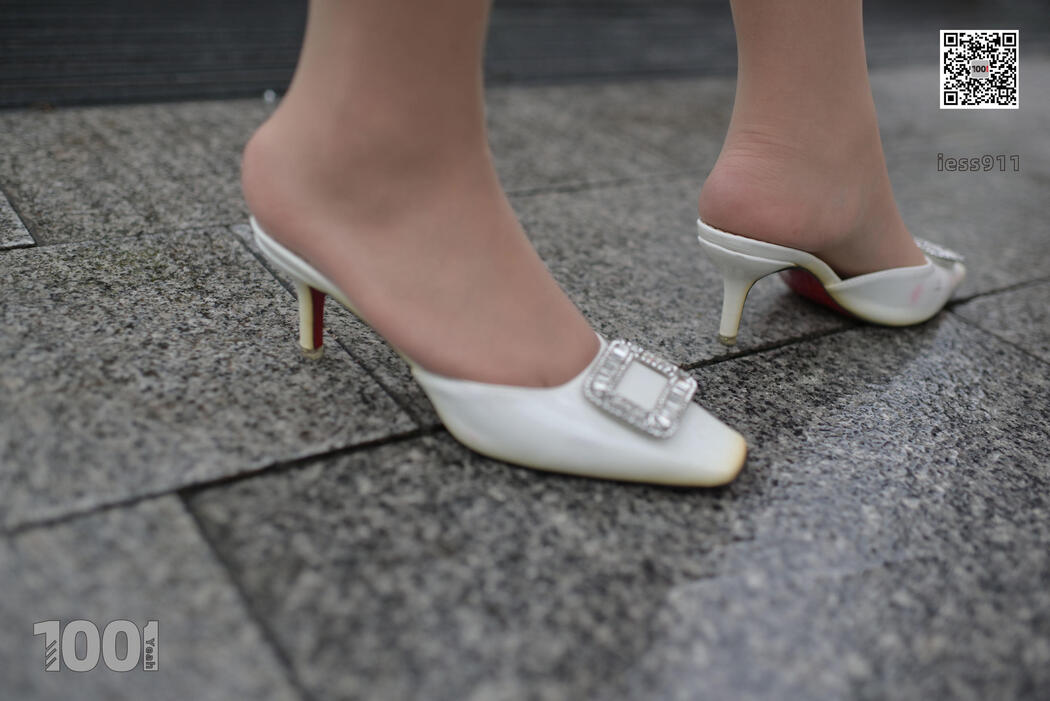 [IESS One Thousand and One Nights] "Waiting for the Bus 2" Street shot beautiful feet