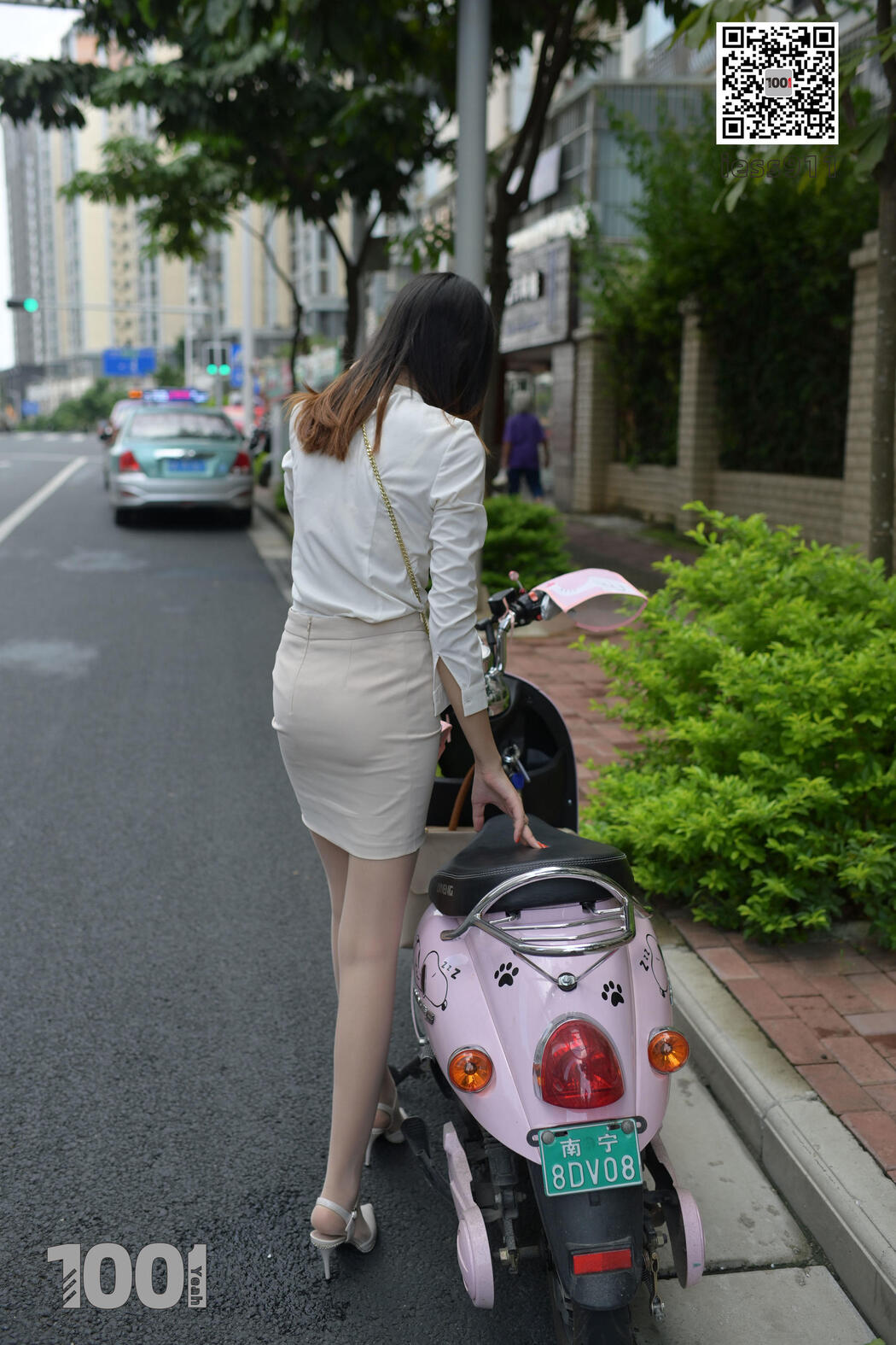 [IESS One Thousand and One Nights] "Riding a Battery Car 1" Street Shooting Beautiful Legs