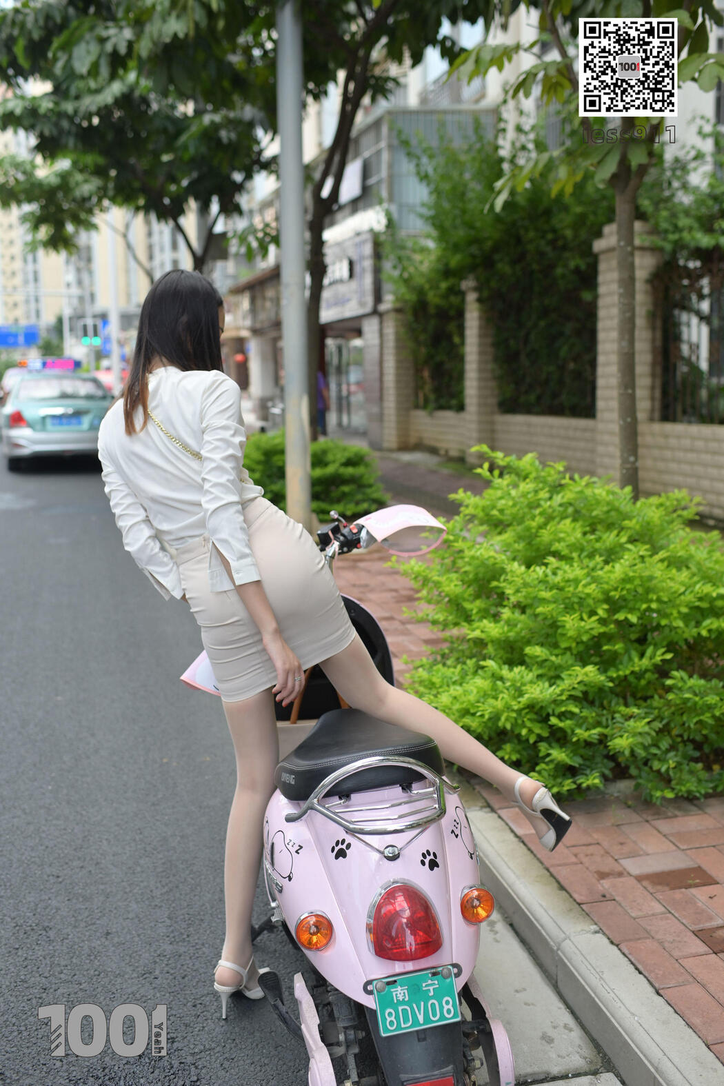 [IESS One Thousand and One Nights] "Riding a Battery Car 1" Street Shooting Beautiful Legs