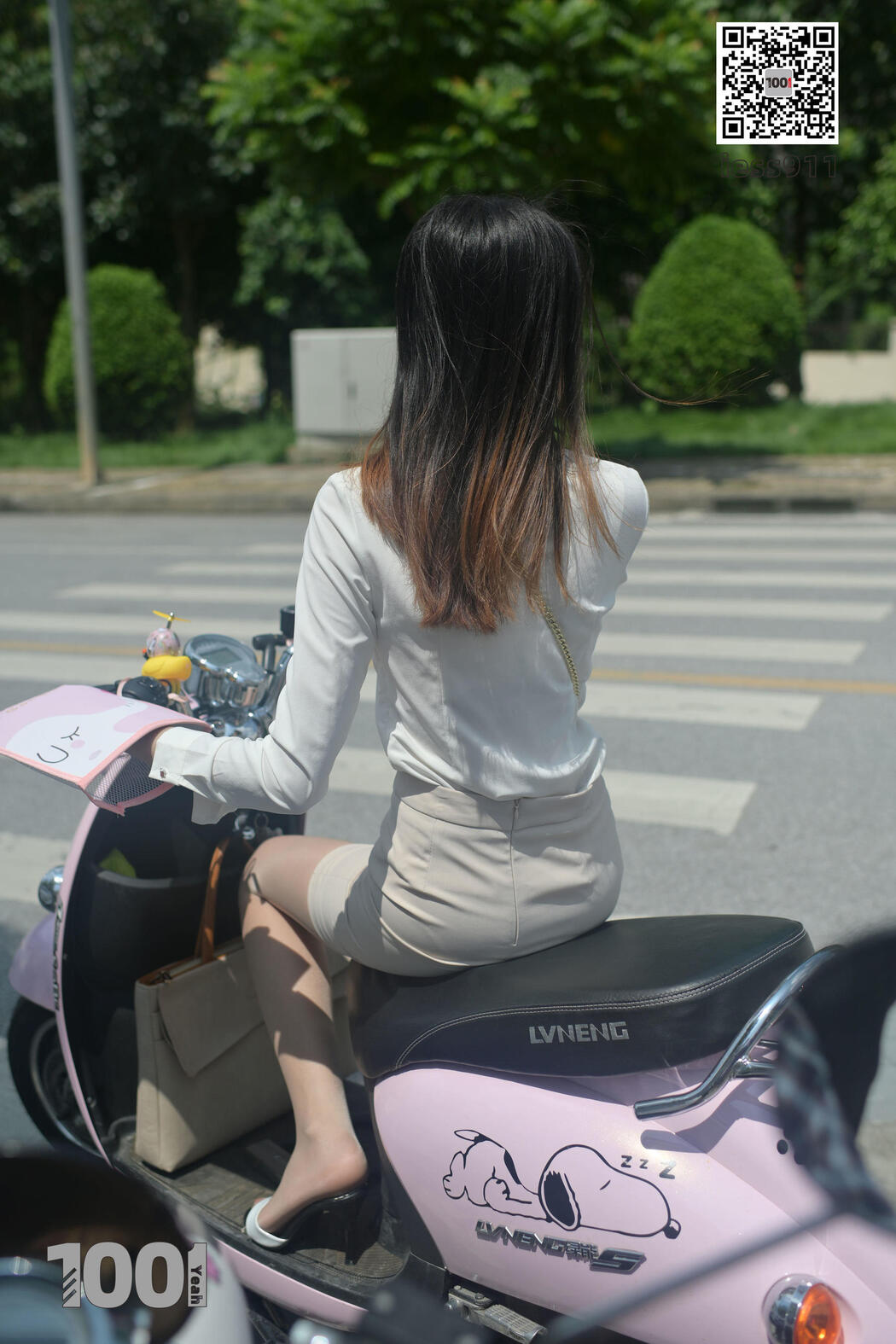 [IESS One Thousand and One Nights] "Riding a Battery Car 1" Street Shooting Beautiful Legs