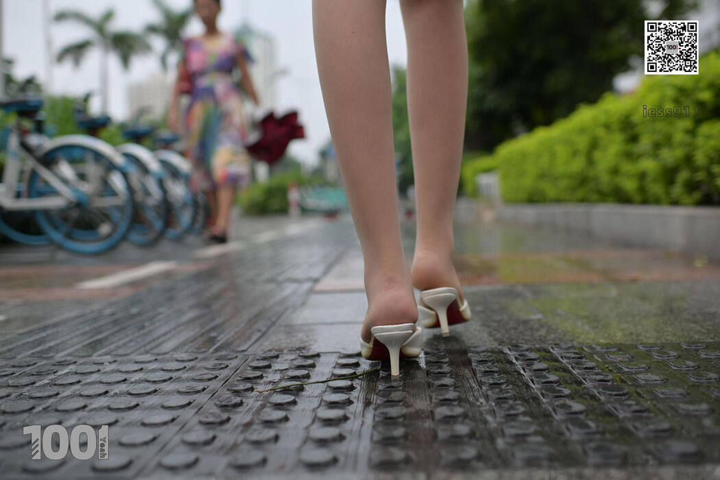 [IESS One Thousand and One Nights] "Waiting for the Bus 2" Street shot beautiful feet