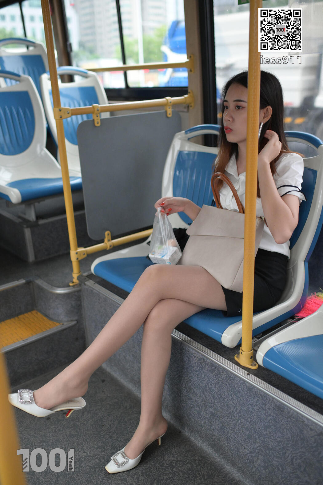 [IESS One Thousand and One Nights] "Waiting for the Bus 2" Street shot beautiful feet