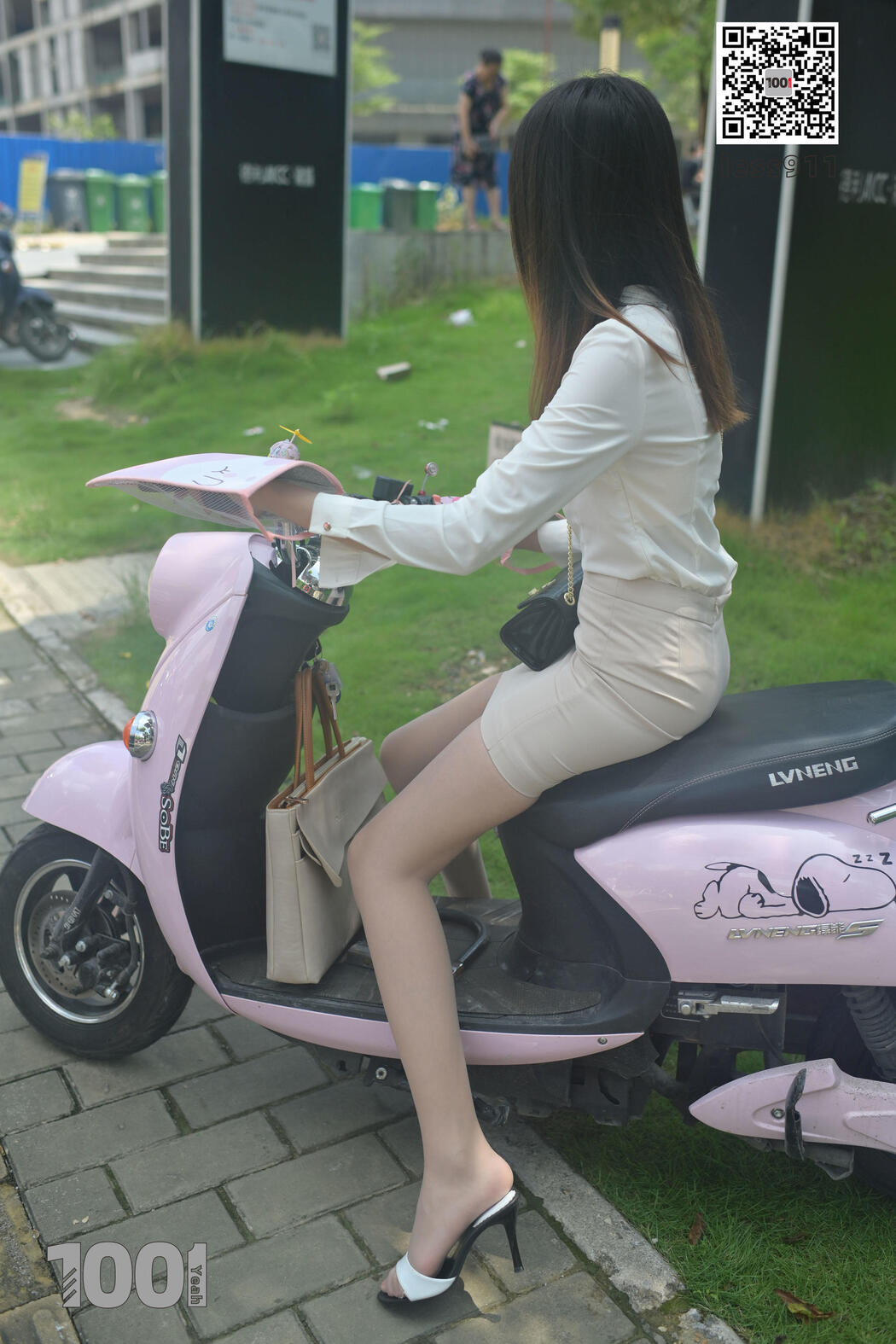 [IESS One Thousand and One Nights] "Riding a Battery Car 1" Street Shooting Beautiful Legs Cover Photo