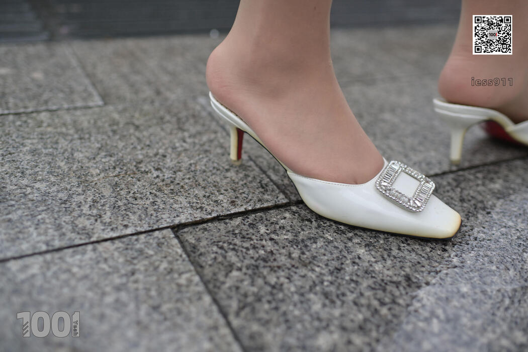 [IESS One Thousand and One Nights] "Waiting for the Bus 2" Street shot beautiful feet