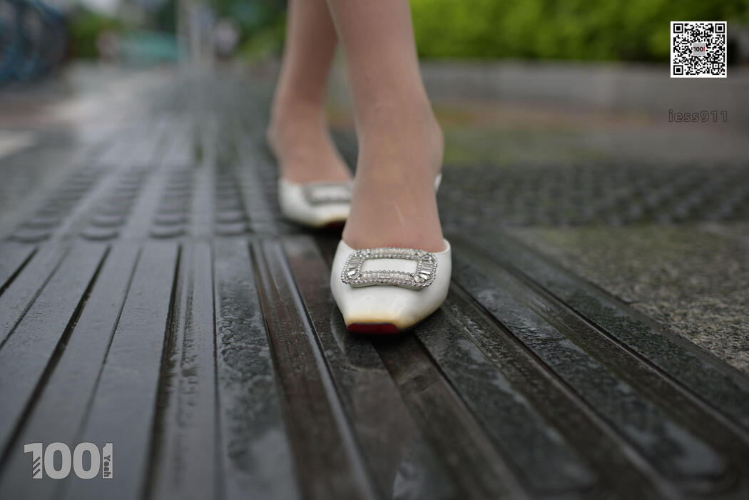 [IESS One Thousand and One Nights] "Waiting for the Bus 2" Street shot beautiful feet