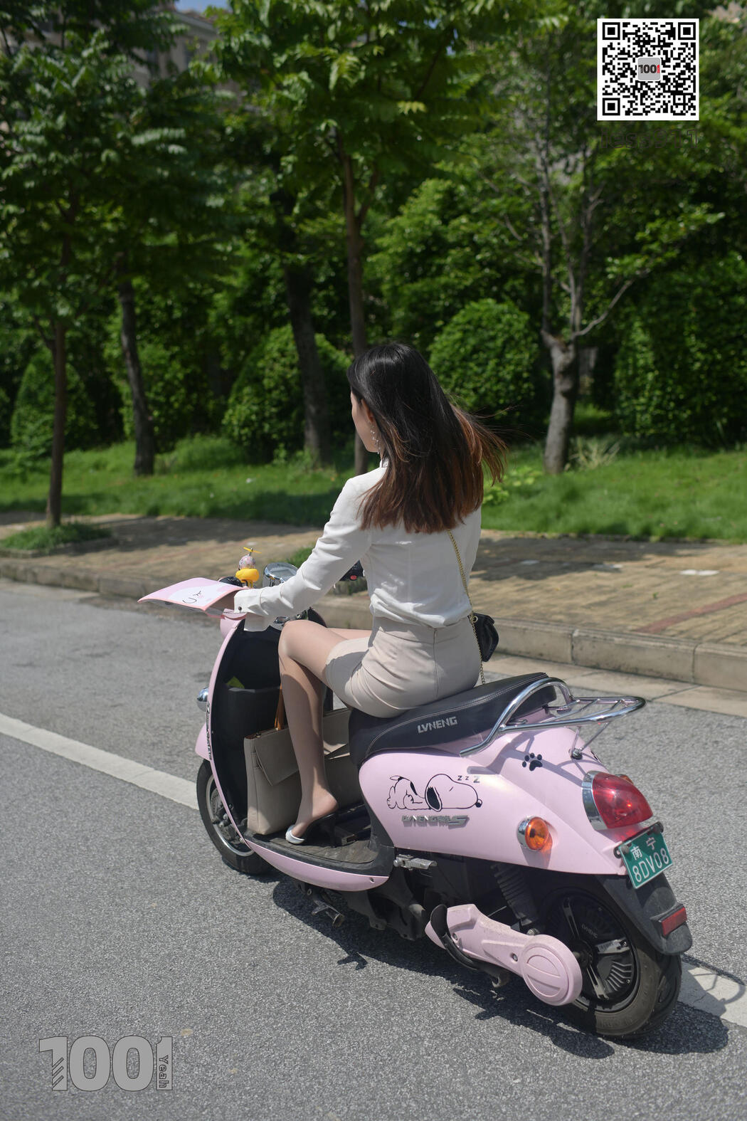 [IESS One Thousand and One Nights] "Riding a Battery Car 1" Street Shooting Beautiful Legs