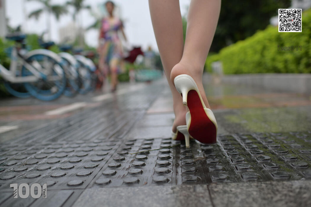 [IESS One Thousand and One Nights] "Waiting for the Bus 2" Street shot beautiful feet