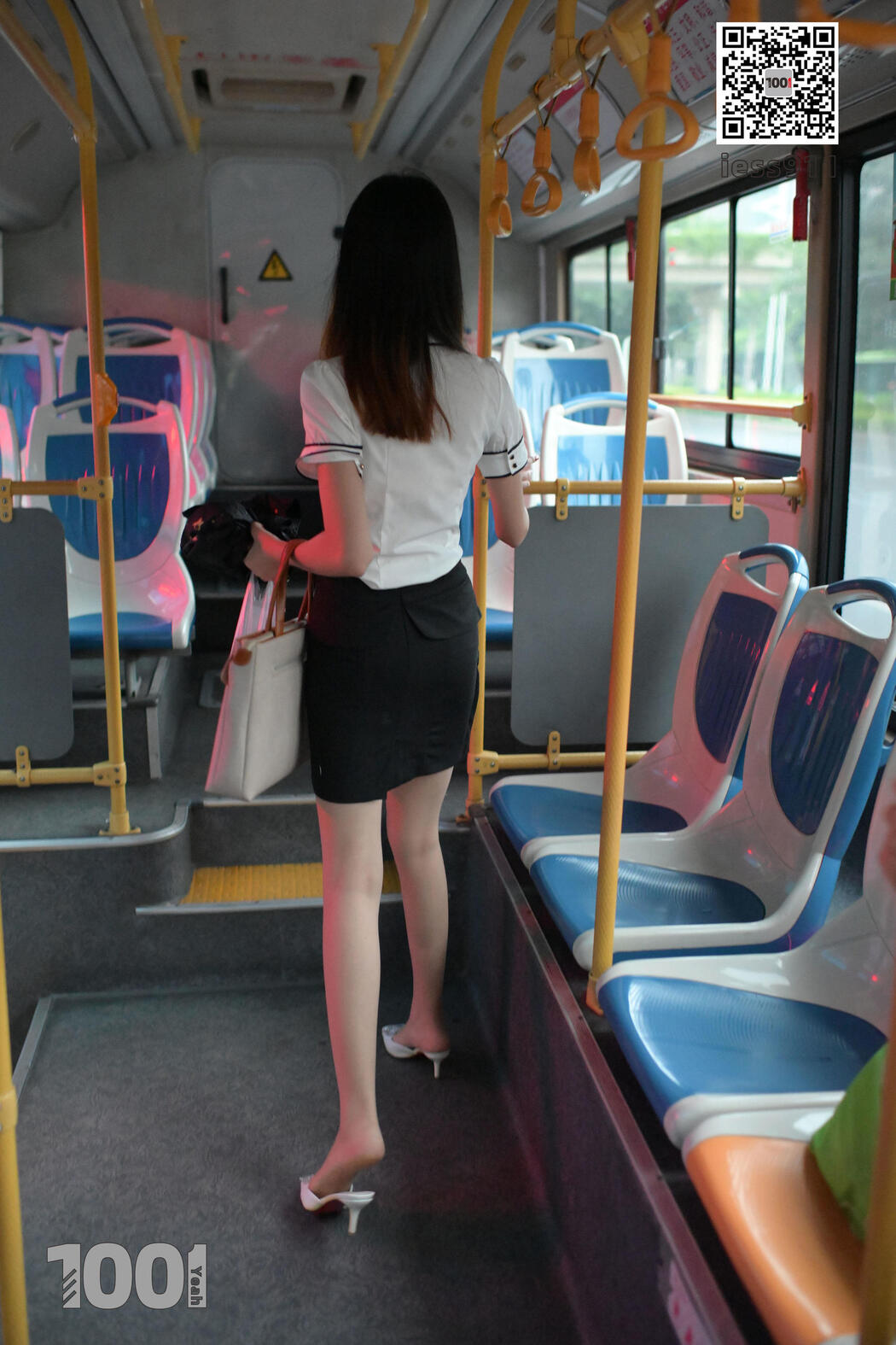 [IESS One Thousand and One Nights] "Waiting for the Bus 2" Street shot beautiful feet