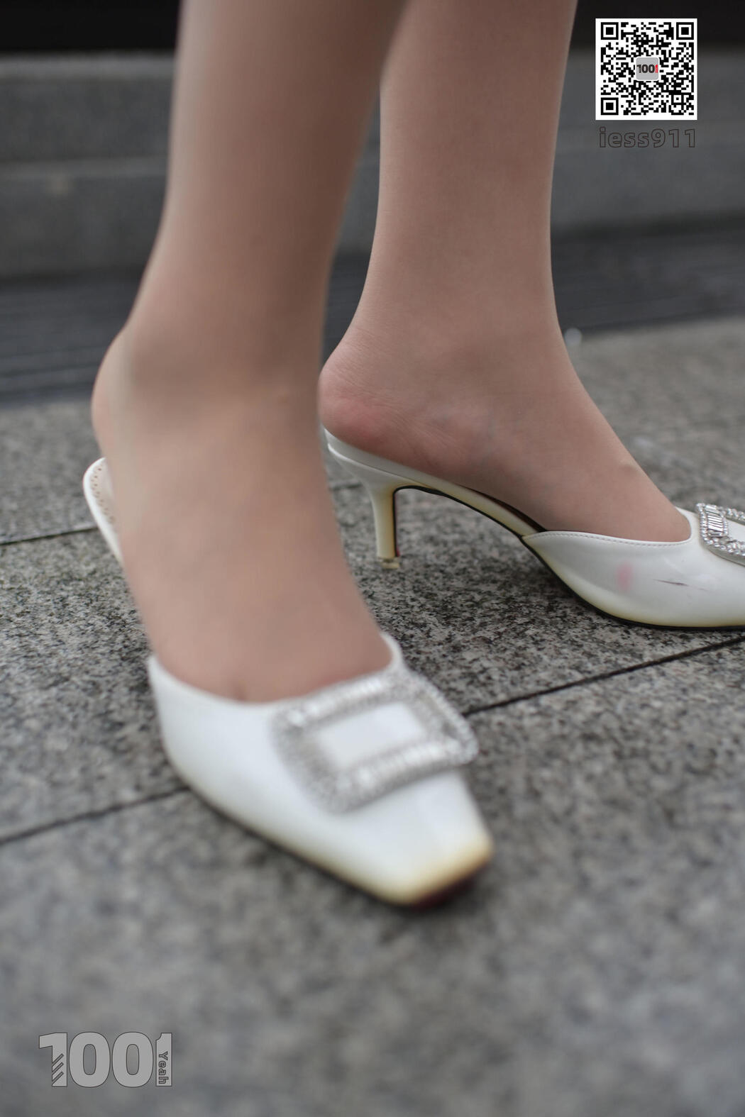 [IESS One Thousand and One Nights] "Waiting for the Bus 2" Street shot beautiful feet