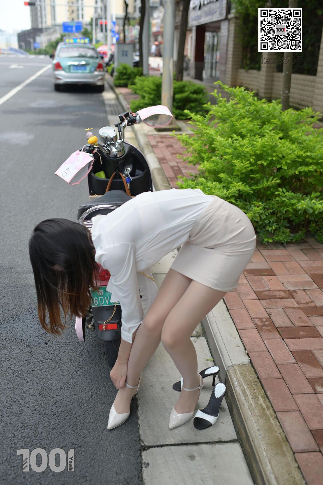 [IESS One Thousand and One Nights] "Riding a Battery Car 1" Street Shooting Beautiful Legs