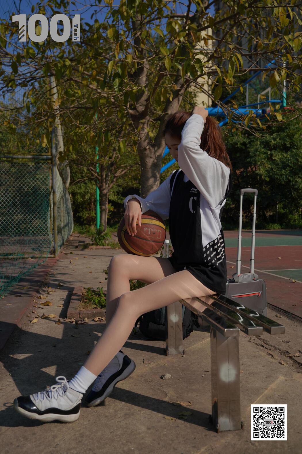 [IESS One Thousand and One Nights] Model Strawberry "Playing Basketball with Girlfriend 2" with beautiful legs in stockings