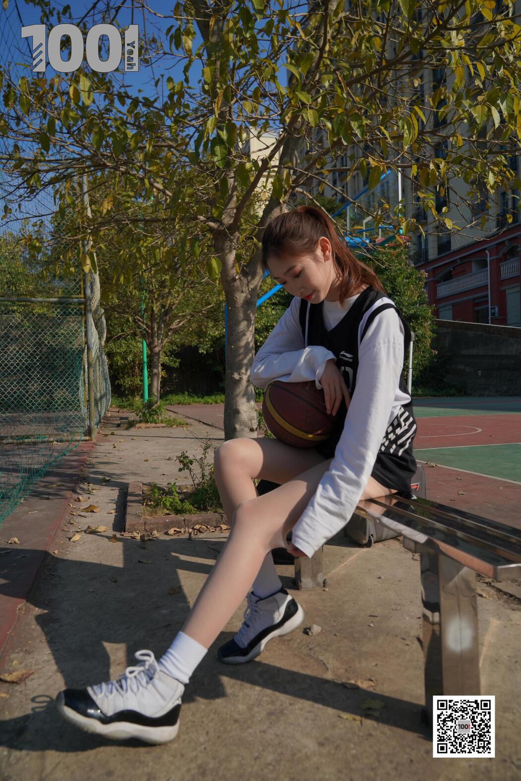 [IESS One Thousand and One Nights] Model Strawberry "Playing Basketball with Girlfriend 2" with beautiful legs in stockings