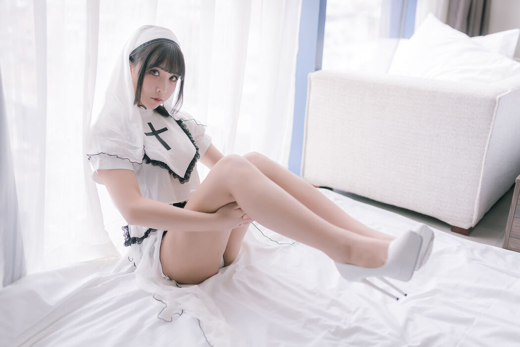 COSER takes away Mo Ziaa "Pure White Nun" [COSPLAY Beauty]