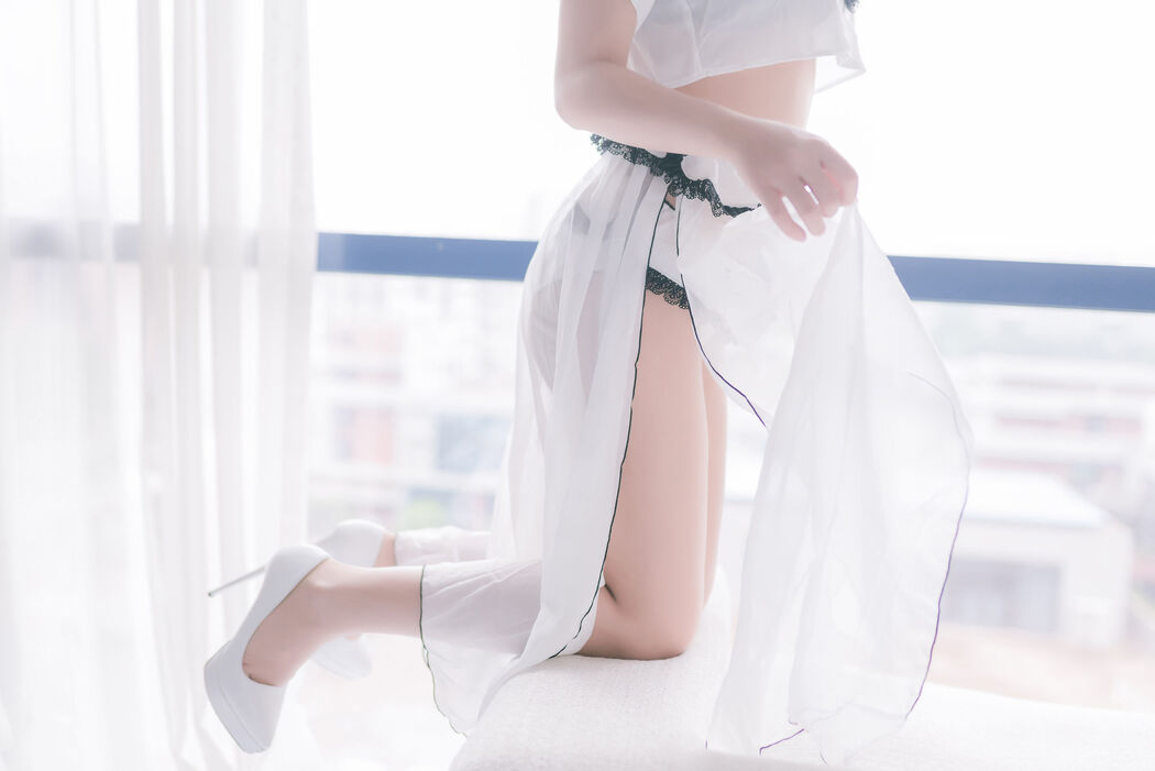 COSER takes away Mo Ziaa "Pure White Nun" [COSPLAY Beauty]