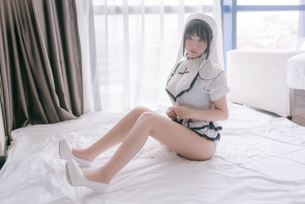 COSER takes away Mo Ziaa "Pure White Nun" [COSPLAY Beauty]