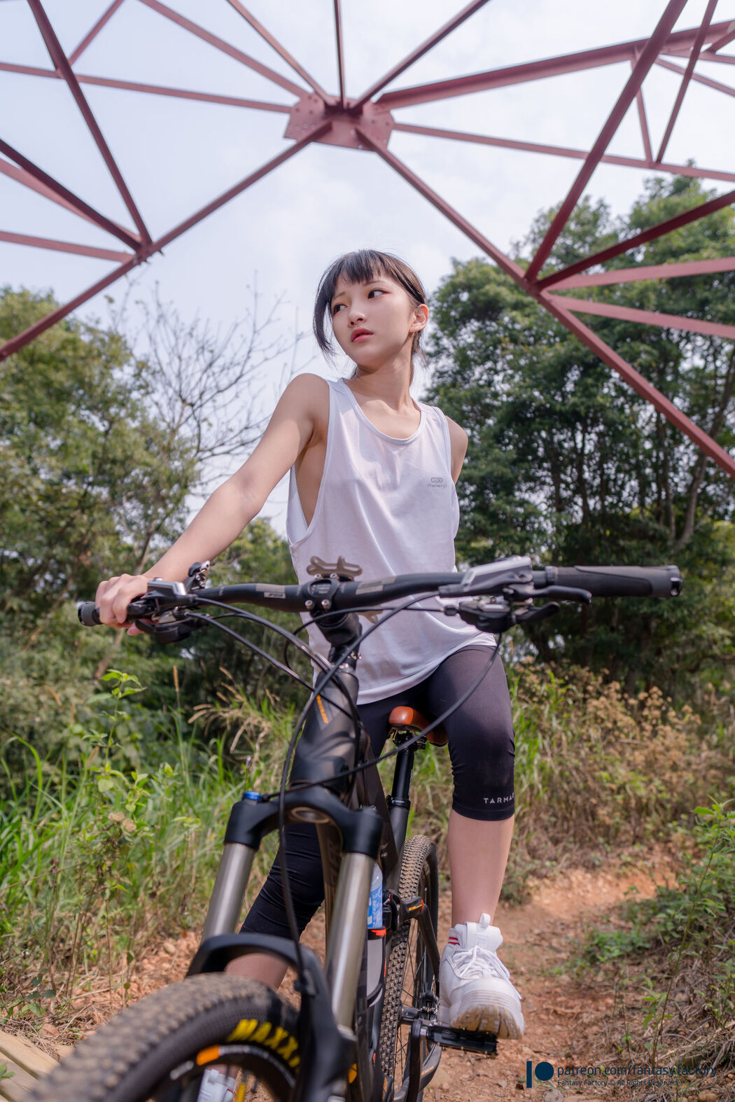 COSER Xiaoding "Bicycle Girl Vinyl Sexy Net Shirt" [Fantasy Factory]